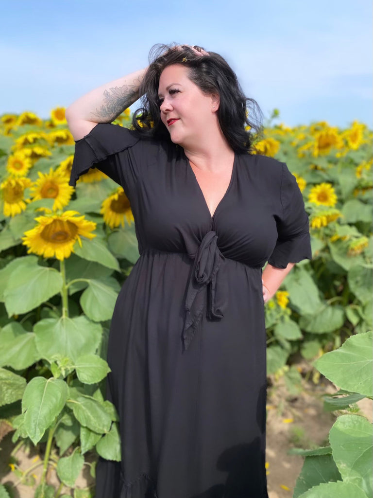 Laluxe Femme, plus size boutique owner MsLindsayM, models the Nicole Maxi Dress in Black  | Plus Size Sustainable Fashion