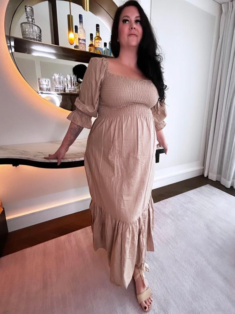 MsLindsayM, a plus size blogger is wearing this plus size midi dress in linen.