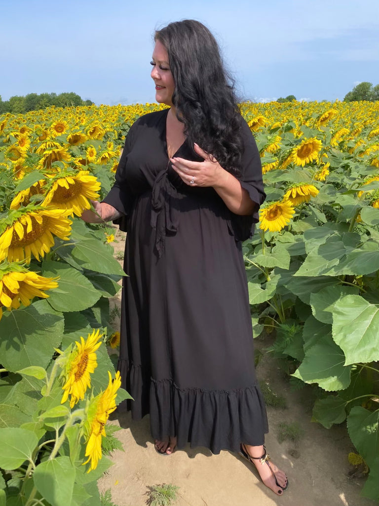 Laluxe Femme, plus size boutique owner MsLindsayM, models the Nicole Maxi Dress in Black  | Plus Size Sustainable Fashion