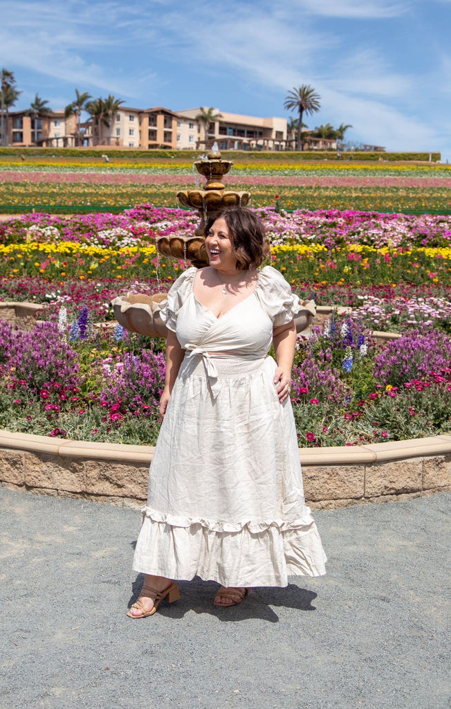 Kayla Logan, plus size blogger, wearing the Marianne dress in the colour oat. 