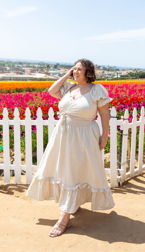 Kayla Logan, plus size blogger, wearing the Marianne dress in the colour oat. 