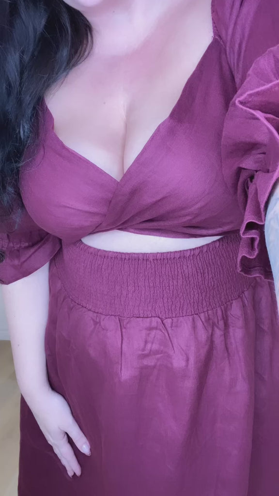 Laluxe Femme store owner MsLindsayM models the plum colour midi dress in size 14. | Plus Size Sustainable Fashion