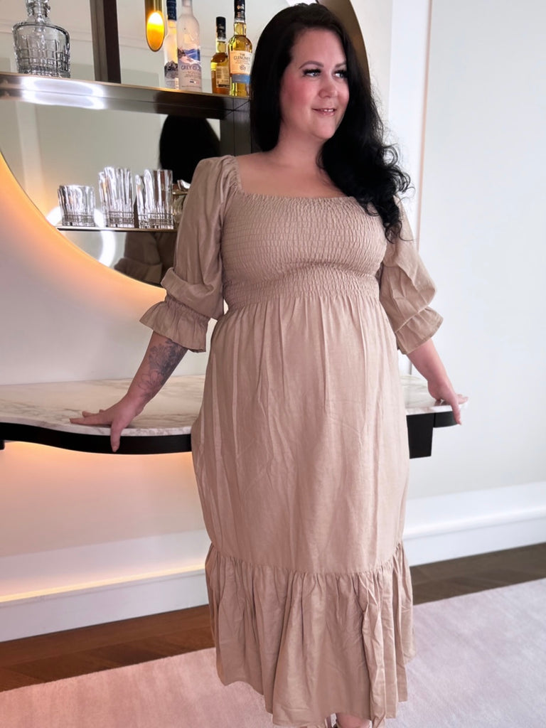 MsLindsayM, a plus size blogger is wearing this plus size midi dress in linen.