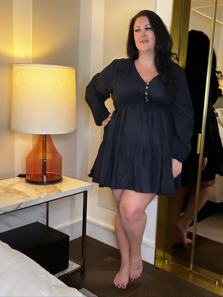 MsLindsayM, a plus size blogger, wearing a plus size mini dress in black linen.