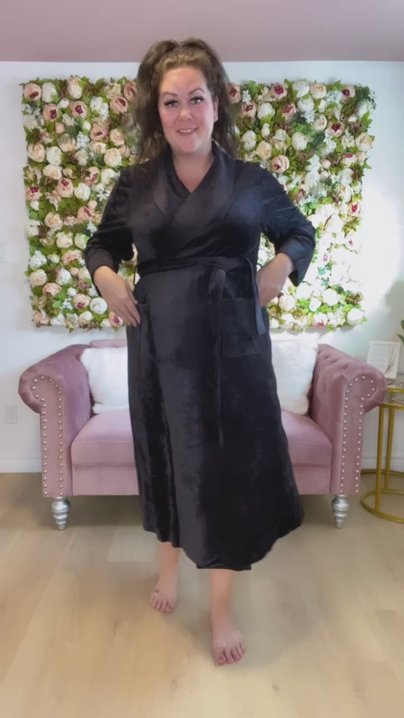 Video of Laluxe Femme store owner MsLindsayM modeling our black velvet robe in plus sizes. | Plus Size Sustainable Fashion